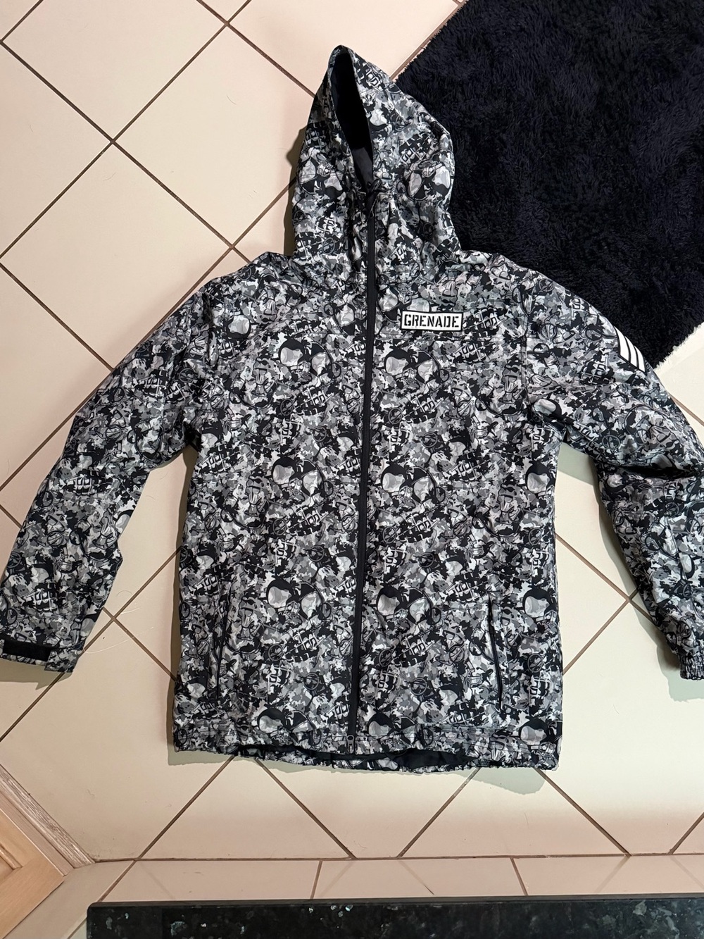 Grenade Men’s Black & Gray Camo Snowboard / Ski Jacket